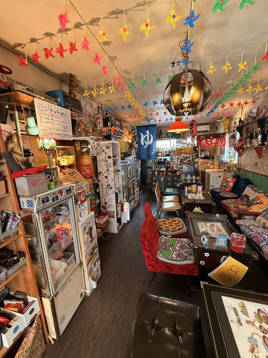 かざぐるまや昭和グッズが飾られた店内